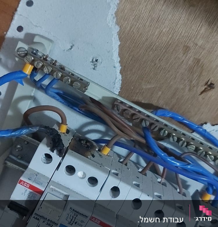 לוח חשמל עם חוטים וכפתורי מפסקים